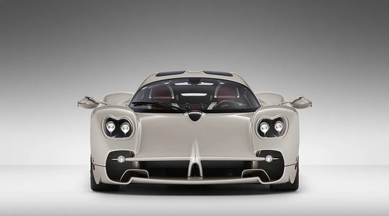 Спереди Pagani Utopia