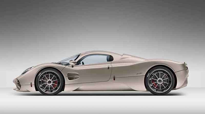 С боку Pagani Utopia